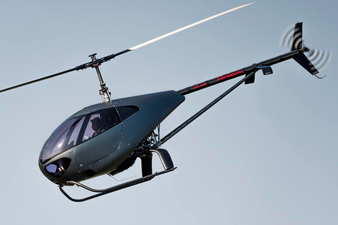 A Hungarocopter HC-02 helikopter repülés közben